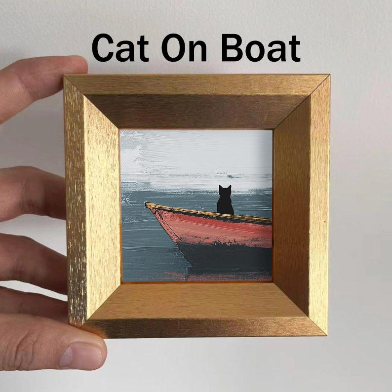Mini rolig kattoljemålning, litet originalkonstverk, väggkonst i guldram, present till kattälskare, juldekoration, handmålat porträtt Cat On Boat