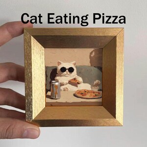 Mini rolig kattoljemålning, litet originalkonstverk, väggkonst i guldram, present till kattälskare, juldekoration, handmålat porträtt Cat Eating Pizza