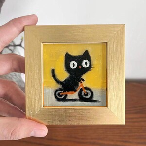 Mini peinture à l'huile chat noir peinte à la main - Art fantaisiste de chat sur un scooter dans un cadre doré, cadeau mignon pour les amoureux des chats et petite décoration murale