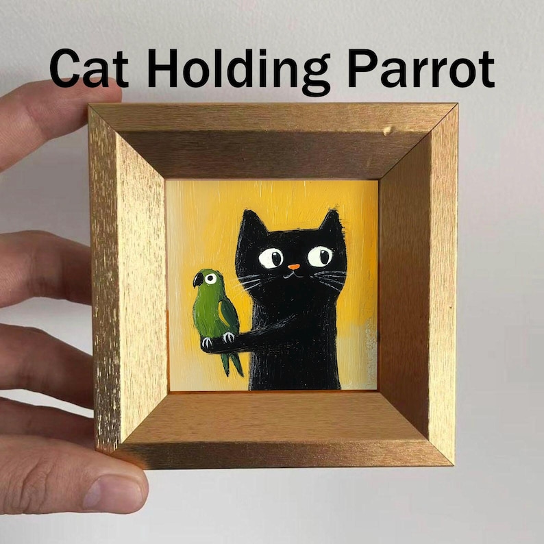 Mini peinture à l'huile de chat cool dans un cadre doré, chaton peint à la main, cadeau pour les amoureux des chats et des animaux de compagnie, petite décoration murale pour la maison, le bureau et la chambre de bébé Cat Holding Parrot