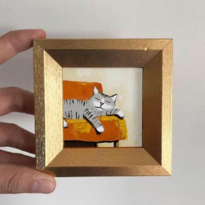 Mini dipinto a olio di gatto, gatto addormentato dipinto a mano su un divano, grazioso regalo artistico per gli amanti dei gatti, piccola decorazione da parete per la cameretta dei bambini, piccola decorazione da ufficio 4X4
