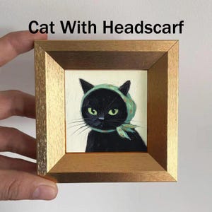 Mini rolig kattoljemålning, litet originalkonstverk, väggkonst i guldram, present till kattälskare, juldekoration, handmålat porträtt Cat With Headscarf