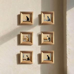 Può includere: Sei piccole stampe artistiche di gatti incorniciate. Ogni cornice quadrata in legno contiene un dipinto di un gatto vicino a una finestra. I gatti sono raffigurati in vari colori, tra cui nero, grigio e arancione, in uno stile minimalista. Le cornici sono montate su una parete chiara.
