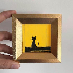 Mini peinture de chat noir, art miniature original encadré, oeuvre d'art de petit chat, peinture animalière de cadre doré, cadeau de décoration de mur et de bureau de chat fantaisiste