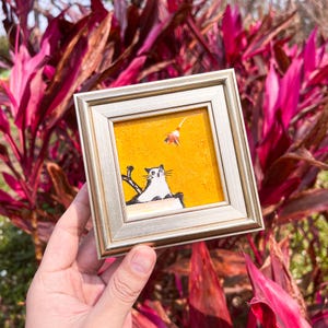 Mini peinture à l'huile chat - chaton espiègle avec papillon, petite oeuvre d'art encadrée, petite toile d'art, cadeau pour amoureux des chats, peinture originale faite main