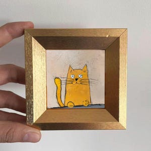 Peinture à l'huile mini chat - oeuvre d'art de chat fantaisiste sur fond doré - petite oeuvre d'art murale animal encadrée - cadeau unique peint à la main pour les amoureux des chats