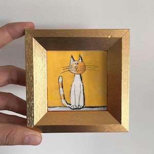 Peinture à l'huile de mini chat, oeuvre d'art de chat fantaisiste sur fond doré, art mural animalier encadré, cadeau unique peint à la main pour les amoureux des chats, décoration de bureau.