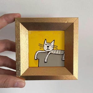 Mini peinture à l'huile de chat, chat endormi peint à la main sur un canapé, cadeau d'art mignon pour les amoureux des chats, petite décoration murale pour chambre d'enfant, petite décoration de bureau