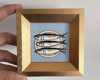 小さなイワシの魚のウォールアート、手描きの油絵、ゴールドフレーム、グルメやシーフード愛好家へのキッチン装飾ギフト、沿岸ミニアートワーク