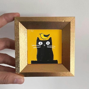 Mini peinture à l'huile peinte à la main de chat noir et d'oiseau jaune - Cadeau d'art animalier fantaisiste pour les amoureux des animaux de compagnie, décoration mignonne pour les amoureux des chats et les fans d'oiseaux