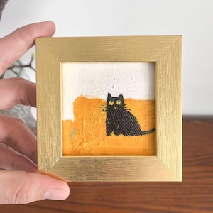 Mini peinture de chat noir, art miniature original encadré, oeuvre d'art de petit chat, peinture animalière de cadre doré, cadeau de décoration murale chat fantaisiste