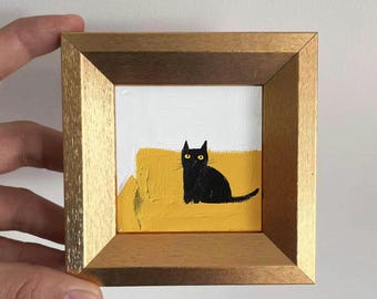 黄色い椅子に座るミニ黒猫の油絵：オリジナルの手作り額入りアート（2