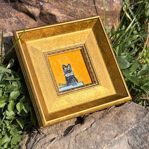 Mini tableau, un chat noir assis dans un champ jaune, miniature originale, tableau de petits chats, oeuvre d'art murale animal fantaisiste, cadeau pour les amoureux des chats