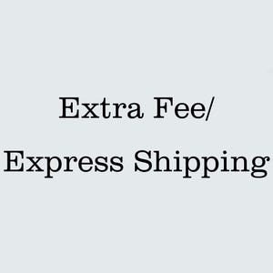 Könnte beinhalten: Auf hellgrauem Hintergrund steht in fetter, schwarzer Serifenschrift der Text "Extra Fee/ Express Shipping". Der Text ist zentriert und nimmt den größten Teil des Bildes ein.