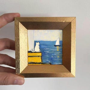 Mini peinture à l'huile de chat blanc peinte à la main au bord de la mer - Art côtier paisible pour décoration murale, cadeau unique d'art de chat pour les amoureux des chats et de l'océan