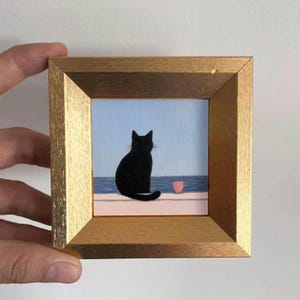 Mini peinture de chat, art miniature original encadré, oeuvre d'art de petit chat, peinture animalière de cadre doré, cadeau de décoration de mur et de bureau de chat fantaisiste