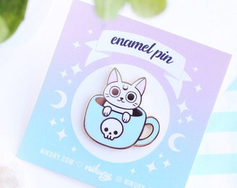 Spilla smaltata a forma di gatto gotico pastello / Tazza da tè/caffè da strega con teschio spettrale / Regalo di Halloween