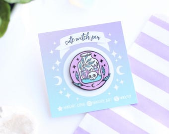 Spilla smaltata a forma di terrario in stile Pastel Goth / Spettrale / Teschio da strega / Spilla con etichetta / Regalo di Halloween