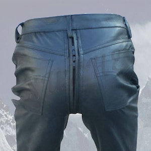Könnte beinhalten: Dunkelblaue Lederhose mit Reißverschluss hinten. Die Hose hat zwei Gesäßtaschen und eine Gürtelschlaufe. Das Leder hat einen leichten Glanz, und die Nähte sind sichtbar.