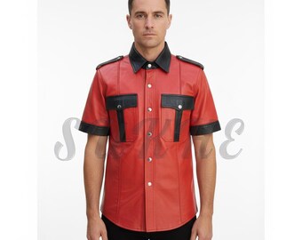 Op de afbeelding: Een rood leren shirt met korte mouwen en zwarte accenten op de kraag, schouderstukken en zakflappen. Het shirt heeft twee borstzakken en een knoopsluiting. Het model draagt een zwarte broek.