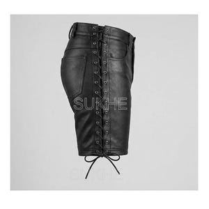 Calções masculinos em couro genuíno, leves, com cadarços laterais e cinco bolsos.