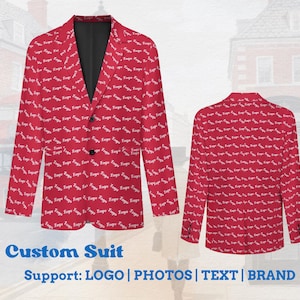 Peut inclure: Veste de costume rouge personnalisée avec un motif de logo blanc, présentée avec une vue arrière de la veste assortie. La veste a un intérieur et des boutons noirs. Le texte "Custom Suit" et "Support: LOGO | PHOTOS | TEXT | BRAND" sont affichés.
