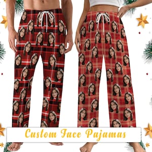 Può includere: Pantaloni da pigiama a quadri rossi con un motivo ripetuto di volti. I pantaloni hanno una vita con coulisse. Il testo "Custom Face Pajamas" è visualizzato nella parte inferiore dell'immagine.