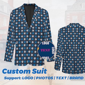 Könnte beinhalten: Ein marineblauer Blazer mit einem sich wiederholenden Muster aus weißen und blauen Formen. Der Blazer hat einen klassischen Zwei-Knopf-Verschluss und ein fallendes Revers. Der Text "Custom Suit" und "Support: LOGO | PHOTOS | TEXT | BRAND" sind angezeigt.