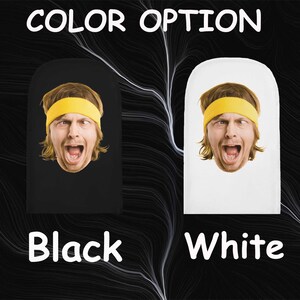Op de afbeelding: Zwarte en witte mutsen met een afgedrukte afbeelding van een man met een gele zweetband en een verbaasde uitdrukking. De tekst "COLOR OPTION" staat bovenaan, met "Black" en "White" eronder.