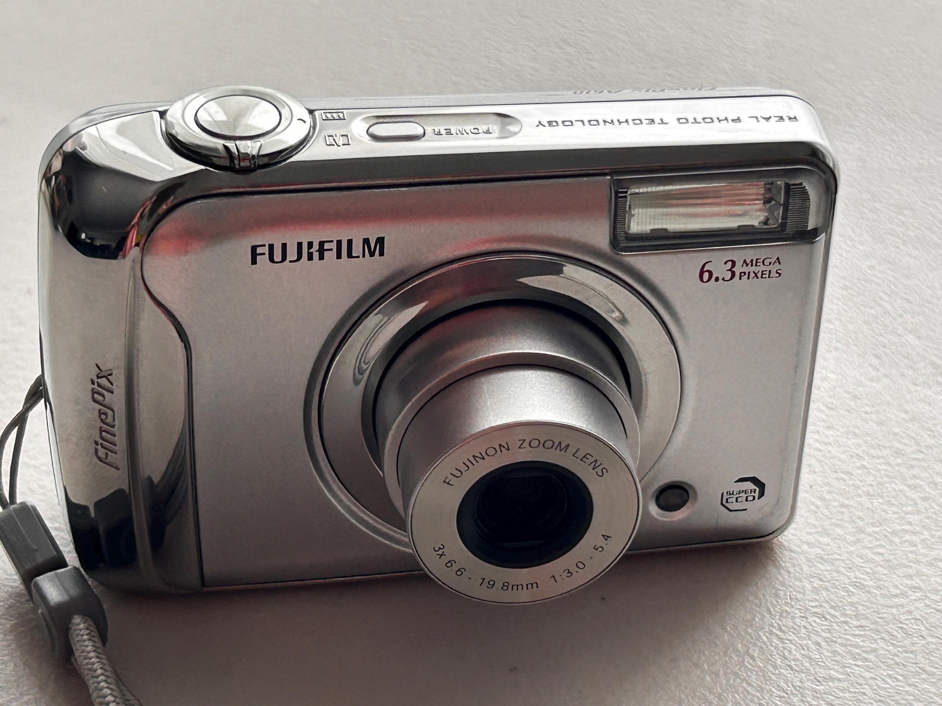 Fujifilm FinePix A610 Digital Camera – Fully Functional – AA Battery
