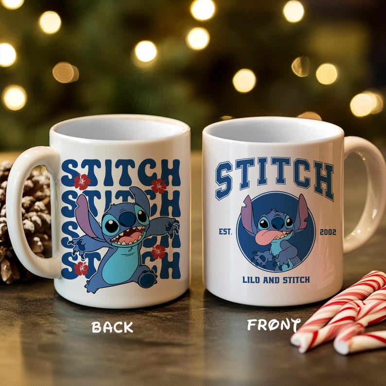 Puede incluir: Dos tazas de cer&aacute;mica blanca con el personaje Stitch de Lilo & Stitch. Una taza tiene la palabra "STITCH" apilada con una imagen de dibujos animados de Stitch. La otra taza tiene un gr&aacute;fico de Stitch con el texto "LILO AND STITCH".