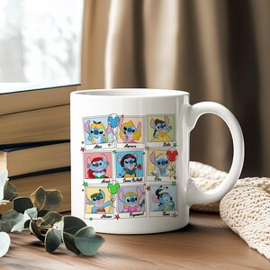 Puede incluir: Taza de cer&aacute;mica blanca con un dise&ntilde;o de cuadr&iacute;cula que muestra personajes de dibujos animados de Stitch vestidos como princesas de Disney, como Alicia, Aurora y Bella. Cada personaje est&aacute; en una imagen enmarcada con su nombre debajo. La taza tiene un asa grande.