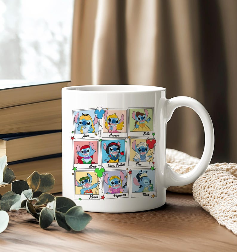 Puede incluir: Taza de cer&aacute;mica blanca con un dise&ntilde;o de cuadr&iacute;cula que muestra personajes de dibujos animados de Stitch vestidos como princesas de Disney, como Alicia, Aurora y Bella. Cada personaje est&aacute; en una imagen enmarcada con su nombre debajo. La taza tiene un asa grande.