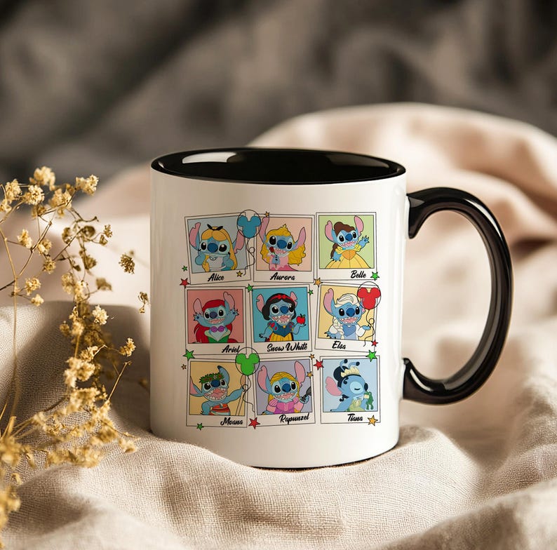 Puede incluir: Taza de cer&aacute;mica blanca con interior y asa negros. La taza presenta una cuadr&iacute;cula de personajes de Stitch disfrazados de princesas de Disney, cada uno en un cuadrado enmarcado con su nombre de princesa debajo. Un regalo divertido.