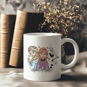 Puede incluir: Taza de cer&aacute;mica blanca con Elsa, Anna y Olaf de la pel&iacute;cula Frozen. Los personajes est&aacute;n representados en un estilo de dibujos animados colorido, con copos de nieve a su alrededor. La taza tiene un asa curva.