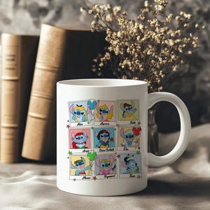 Puede incluir: Taza de cer&aacute;mica blanca con una cuadr&iacute;cula de personajes de dibujos animados de Stitch vestidos como princesas de Disney, incluyendo a Alicia, Aurora y Bella. La taza tiene un asa grande y est&aacute; sobre un fondo neutro con libros y flores.