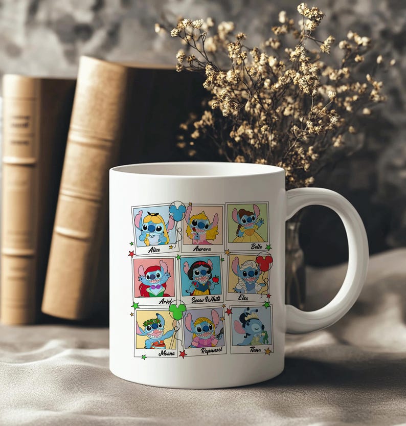 Puede incluir: Taza de cer&aacute;mica blanca con una cuadr&iacute;cula de personajes de dibujos animados de Stitch vestidos como princesas de Disney, incluyendo a Alicia, Aurora y Bella. La taza tiene un asa grande y est&aacute; sobre un fondo neutro con libros y flores.