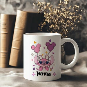 Pu&ograve; includere: Tazza in ceramica bianca con un personaggio dei cartoni animati rosa che tiene in mano palloncini rosa a forma di Topolino. La tazza ha la scritta "Name" in nero, con stelle e cuori. Un oggetto decorativo per qualsiasi bevanda.