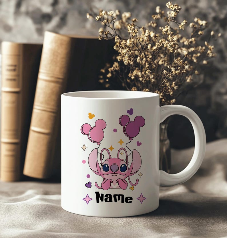 Pu&ograve; includere: Tazza in ceramica bianca con un personaggio dei cartoni animati rosa che tiene in mano palloncini rosa a forma di Topolino. La tazza ha la scritta "Name" in nero, con stelle e cuori. Un oggetto decorativo per qualsiasi bevanda.