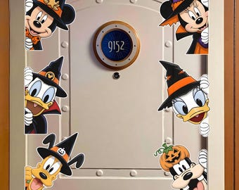 Puede incluir: Un conjunto de seis pegatinas de pared de personajes Disney, Mickey, Minnie, Donald, Daisy, Pluto y Goofy, vestidos con disfraces de Halloween que incluyen sombreros de bruja y accesorios de calabaza, dispuestos alrededor de una puerta con el número 9152.
