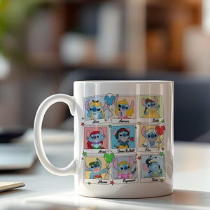 Puede incluir: Taza de cer&aacute;mica blanca con una cuadr&iacute;cula de personajes de dibujos animados Stitch vestidos como princesas de Disney, incluyendo a Alicia, Aurora y Bella. Cada personaje est&aacute; etiquetado con su nombre. La taza tiene un asa curva.