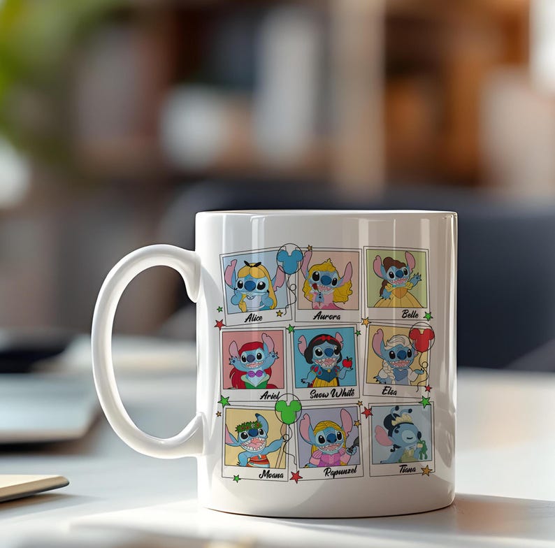 Puede incluir: Taza de cer&aacute;mica blanca con una cuadr&iacute;cula de personajes de dibujos animados Stitch vestidos como princesas de Disney, incluyendo a Alicia, Aurora y Bella. Cada personaje est&aacute; etiquetado con su nombre. La taza tiene un asa curva.