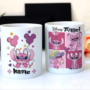Pu&ograve; includere: Due tazze in ceramica bianca con disegni di personaggi dei cartoni animati rosa. Una tazza presenta un personaggio che tiene in mano dei palloncini, con la scritta "Name" sotto. L'altra tazza ha un design "Disney Angel" con quattro immagini.