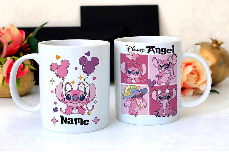 Pu&ograve; includere: Due tazze in ceramica bianca con disegni di personaggi dei cartoni animati rosa. Una tazza presenta un personaggio che tiene in mano dei palloncini, con la scritta "Name" sotto. L'altra tazza ha un design "Disney Angel" con quattro immagini.