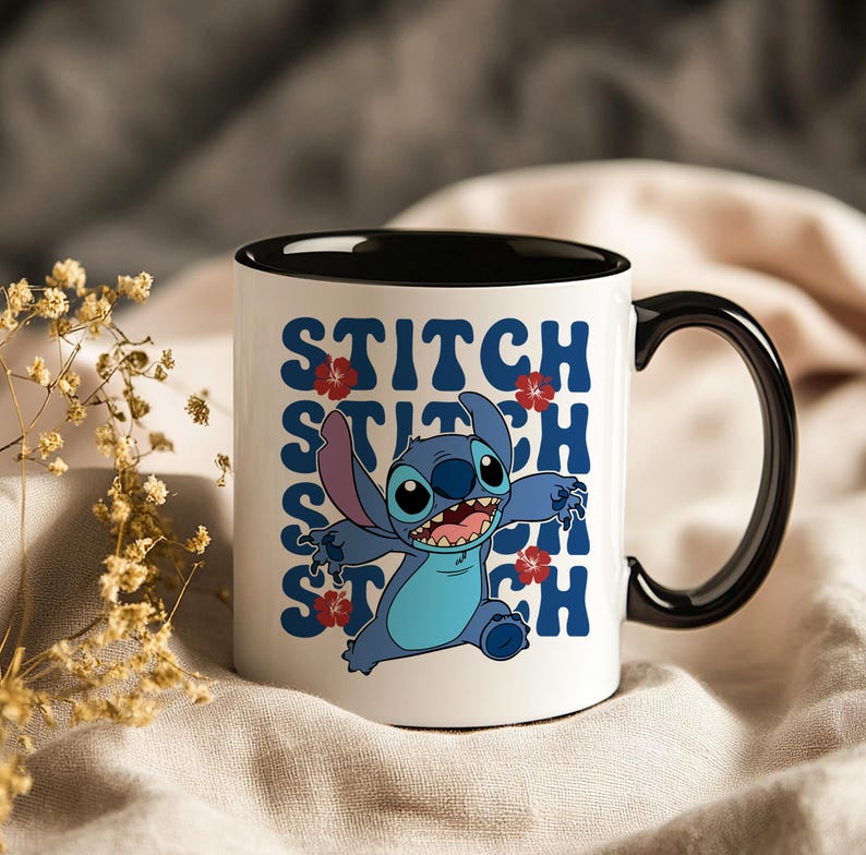 Puede incluir: Taza de cer&aacute;mica blanca con interior y asa negros. La taza presenta un personaje de dibujos animados azul, la palabra "STITCH" en azul y detalles de flores rojas. El dise&ntilde;o se repite verticalmente en la taza.
