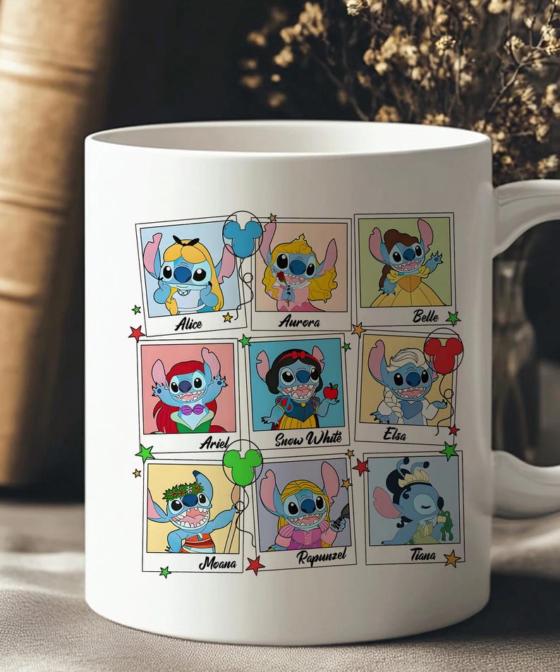 Puede incluir: Taza de cer&aacute;mica blanca con un collage de personajes de dibujos animados de Stitch disfrazados de princesas de Disney, incluyendo a Alicia, Aurora, Bella, Ariel, Blancanieves, Elsa, Moana, Rapunzel y Tiana. Cada personaje est&aacute; etiquetado con su nombre.