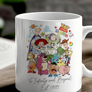 Pu&ograve; includere: Una tazza in ceramica bianca con un'illustrazione colorata dei personaggi di Toy Story, tra cui Woody, Buzz Lightyear, Jessie e altri. Il testo "Toy Story Land" e "To Infinity and Beyond! Est. 1995" &egrave; stampato sulla tazza.