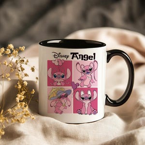 Pu&ograve; includere: Tazza in ceramica bianca con interno e manico neri. La tazza presenta un design con quattro quadrati rosa, ognuno dei quali mostra un'immagine diversa del personaggio Angel di Lilo & Stitch della Disney. Le parole "Disney Angel" sono stampate sulla tazza.