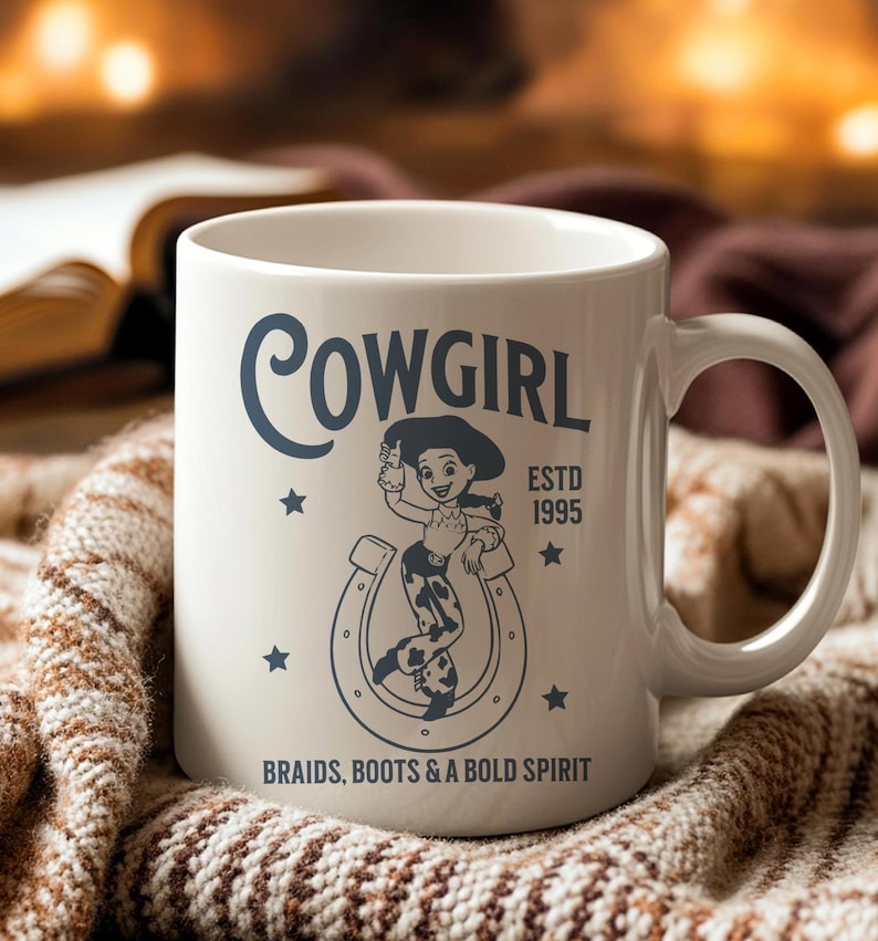 Pu&ograve; includere: Tazza in ceramica bianca con un design da cowgirl. La tazza presenta la parola "Cowgirl", un'illustrazione di cowgirl dei cartoni animati e il testo "Braids, Boots & A Bold Spirit". La tazza ha anche il testo "ESTD 1995" e stelle.