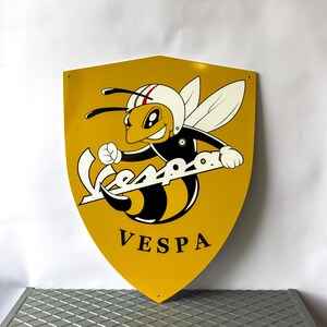 Cartello con logo Vespa Bee e emblema Vespa giallo in metallo pesante - 23,6" (60x46)